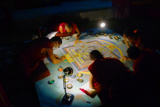 만다라 그리기 삼매에 젖어 있는 티베트의 라마승들