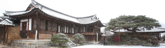 함양 개평마을 정여창(일두) 선생 고택에 28일 눈이 내리고 있다.
