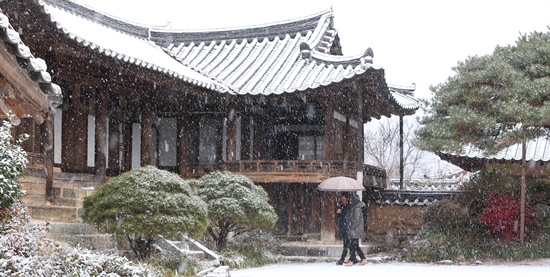 함양 개평마을 정여창(일두) 선생 고택에 28일 눈이 내리고 있다.