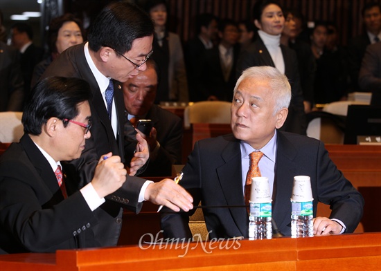 민주당 김한길 대표와 전병헌 원내대표, 정성호 원내수석부대표가 28일 오전 국회에서 열린 의원총회에서 굳은 표정으로 얘기하고 있다.