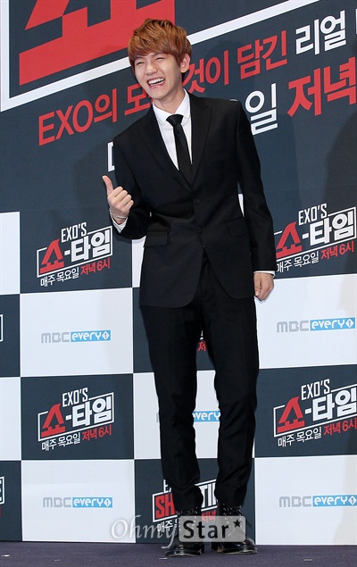   28일 오후 서울 여의도 CGV에서 열린 MBC에브리원의 리얼버라이어티 <엑소의 쇼타임> 제작발표회에서 백현이 포즈를 취하며 웃고 있다. 