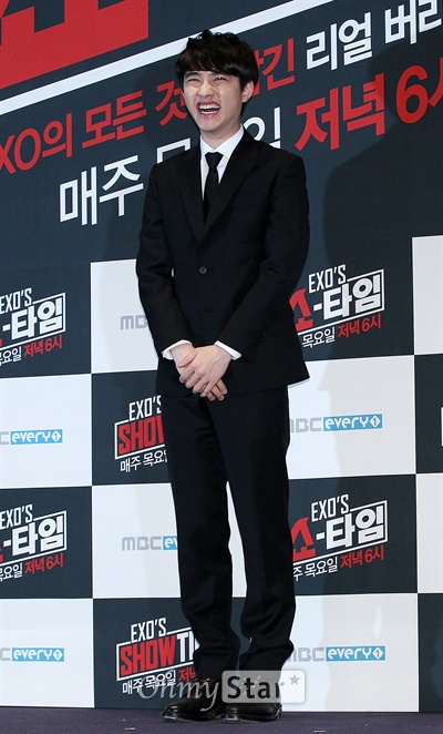   28일 오후 서울 여의도 CGV에서 열린 MBC에브리원의 리얼버라이어티 <엑소의 쇼타임 > 제작발표회에서 디오가 포즈를 취하며 웃고 있다. 
