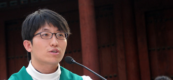 대한문 미사에서 강론을 하고 있는 의정부교구 화정동성당 김승연 신부. 