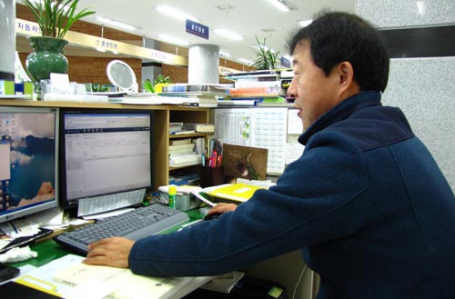 최영훈 씨가 사무실에서 컴퓨터를 이용해 작업을 하고 있다. 최 씨는 신안군청 종합민원봉사실에 근무하고 있다.
