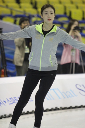  김연아가 골든스핀 오브 자그레브 대회를 통해 올림픽 전 실전무대를 갖는다. 사진은 아이스쇼에서 모습 
