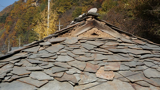 다양한 크기로 납작하게 켠 점판암을 포개고 잇댄 지붕은 그 자체로 디자인이 되어 자연스런 맛이 드러난다.