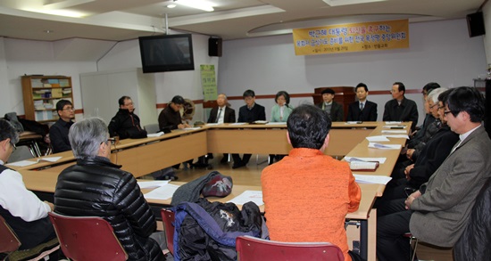  29일 오후 5시 30분 전국목회자정의평화협의회가 대전 빈들감리교회에서 '박 대통령 퇴진을 촉구하는 목회자 금식기도 준비를 전국 목정평 긴급 중앙위원회'를 통해 금식기도 참여방법과 향후 일정 등에 대해 논의하고 있다.