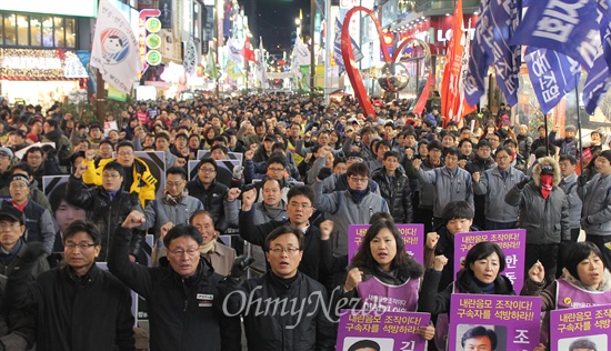 29일 저녁 부산 서면에서 열린 민주수호 부산행동의 날에는 1500여명(집회측 추산·경찰 추산 800명)이 모였다. 
