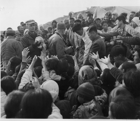 미군들이 나눠준 구호물자를 받으려고 몰려든 피난민들(경기도 파주, 1952. 11. 15.).