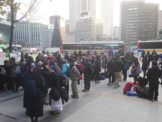 30일 오전 9시, 서울 중구 정동 대한문 앞에는 밀양 송전탑 공사 현장으로 가는 희망버스를 타기 위해 600여 명의 사람들이 집결했다. 