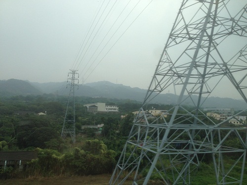 대만공항에서 중남부의 주오잉까지 가는 내내 송전탑이 이어져 있다. 북단과 남단에 위치한 발전소에서 생산하는 전력을 보내는 송전선로로 생각된다.