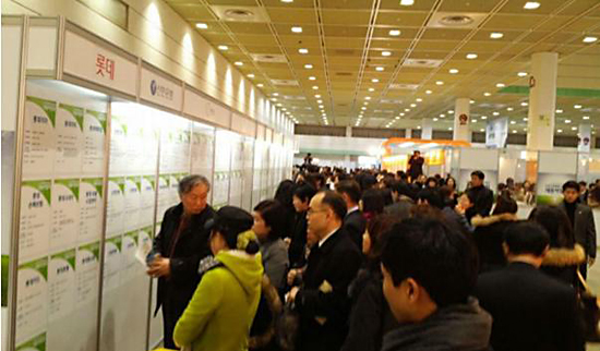 지난 11월 26일 코엑스에서 열린 '2013 시간선택제 일자리 채용박람회'에 참석한 구직자들이 박람회장 내에 설치돼 있는 채용공고 게시판 앞에 모여있다.