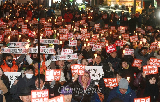 30일 오후 서울 청계광장에서 열린 국정원 정치공작·대선개입 시국회의 주최 22차 촛불대회에서 참석자들 대부분이 "박근혜 대통령 하야"를 주장하는 손피켓을 들고 구호를 외치고 있다.