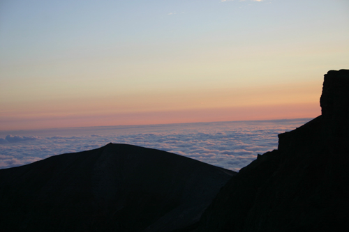 백두산 정상 구름 위로 아침이 밝아오고 있다(2005. 7. 23.).