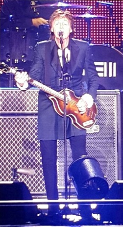  지난 11월 15일, 비틀즈 멤버였던 폴 매카트니가 일본 후쿠오카 야후돔에서 공연했다.