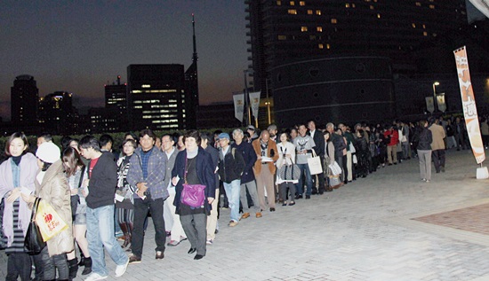  지난 15일, 비틀즈 멤버였던 폴 매카트니의 공연을 보기 위해 팬들이 일본 후쿠오카 야후돔 앞에 길게 줄을 서 있다.