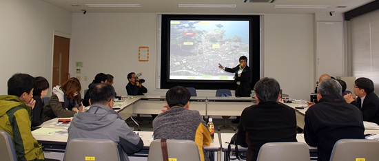 지난 11월 18일 구마모토충남방문단이 구마모토학원대학에서 미야키다 교수( 미나마타현지연구센터장)에게 미나마타병에 대한 설명을 듣고 있다. 