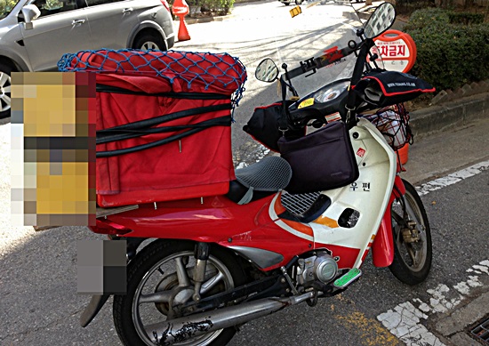 우체국 집배원의 상징은 빨간 오토바이. 오토바이 사고로 재해를 입은 집배원의 수가 매년 증가하고 있다.