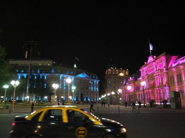 현란한 빛을 발하는 아르헨티나의 대통령 궁과 국회