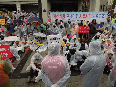 지난 11월 27일 서울시의회 본관 앞에서는 서울시내 지하도상가 상인회가 참가한 가운데 '지하도상가 상인 생존권보호 촉구 집회'가 개최됐다.  

