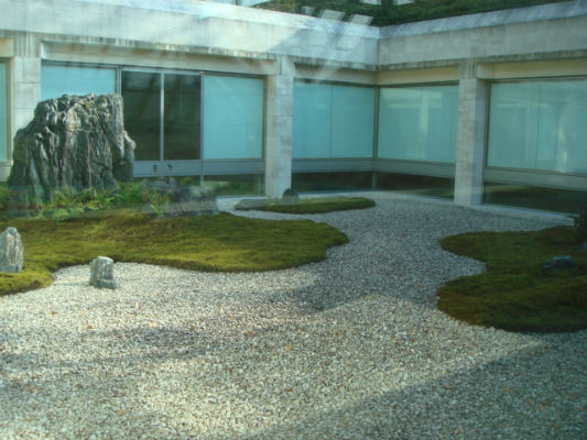 　　미호뮤지엄에 설치되어 있는 일본 정원입니다. 가는 돌이 깔린 바닥은 물을 상징합니다.  