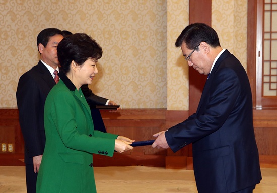 박근혜 대통령이 2일 오후 청와대에서 황찬현 감사원장에게 임명장을 수여하고 있다.