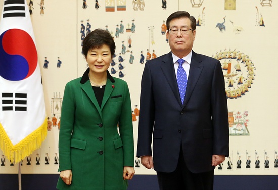 박근혜 대통령이 2일 청와대에서 황찬현 감사원장에게 임명장을 수여한 뒤 기념촬영을 하고  있다.