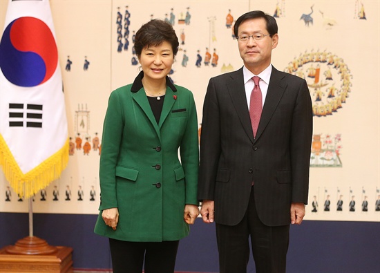 박근혜 대통령이 2일 청와대에서 김진태 검찰총장에게 임명장을 수여한 뒤 기념촬영을 하고 있다.