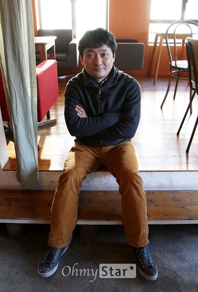  영화 <열한시>에서 김현석 감독이 28일 오후 서울 신문로의 한 카페에서 오마이스타와 인터뷰에 앞서 포즈를 취하고 있다. 