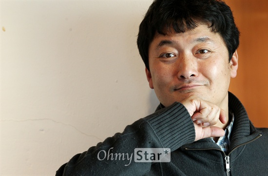  영화 <열한시>에서 김현석 감독이 28일 오후 서울 신문로의 한 카페에서 오마이스타와 인터뷰에 앞서 포즈를 취하고 있다. 