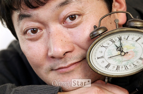  영화 <열한시>에서 김현석 감독이 28일 오후 서울 신문로의 한 카페에서 오마이스타와 인터뷰에 앞서 포즈를 취하고 있다.