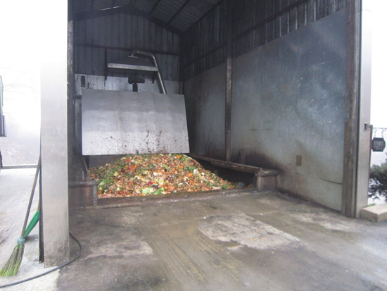 투입호퍼. 음식물 쓰레기 수거차량이 하루의 성과물을 이 투입구에 쏟아내면 자동으로 음식물 처리장으로 운반된다.