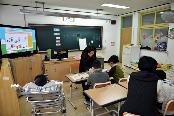 명화학교 교실 모습 어제나 오늘이나 내일이나 똑같지 않아요. 조금씩 발전합니다. 