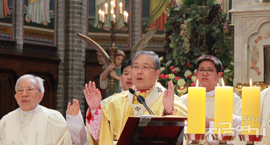 지난 3월 28일 서울 명동대성당에서 염수정 대주교를 비롯한 서울대교구 사제단이 성유축성미사를 봉헌하고 있다. 
