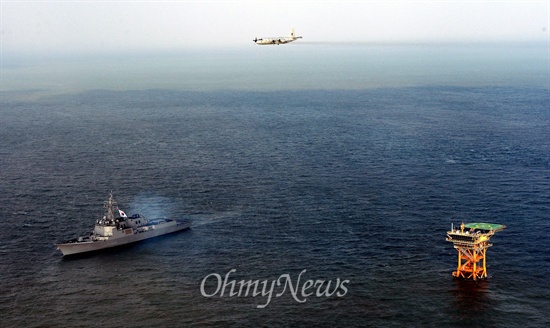 해군 해상초계기(P-3C)와 이지스함인 율곡이이함이 지난 2013년 12월 2일 오전 종합해양과학기지가 있는 이어도 상공과 해역에서 해상경계작전을 수행하고 있다.