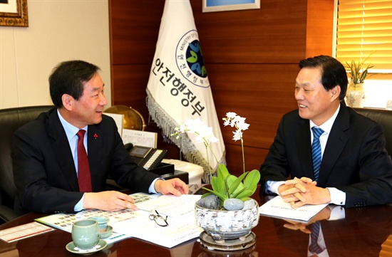 박완수 창원시장이 3일 안전행정부를 방문해 유정복 장관을 만나 지역 현안에 대해 논의했다.
