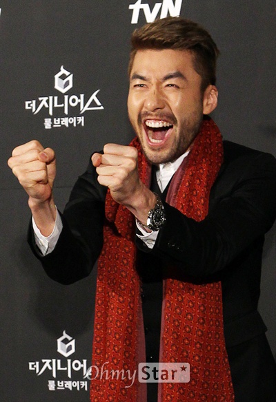    3일 오후 서울 상암동 CGV상암에서 열린 tvN <더 지니어스2:룰브레이커> 시사회 및 기자간담회에서 방송인 노홍철이 '화이팅'넘치는 포즈를 취하고 있다. 