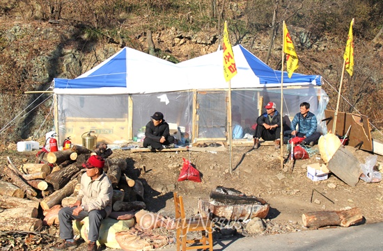  밀양시 상동면 주민들은 송전탑 공사에 반대하며 비닐천막을 설치해 놓고 농성하고 있다.