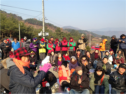 12월 1일 아침 도곡저수지에서 마을 주민들과 희망버스 승객들의 노래한마당