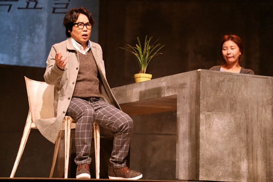  4일 열린 연극 <그와 그녀의 목요일> 프레스콜에서 배우 정은표가 하이라이트 시연을 선보이고 있다. 