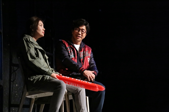  4일 열린 연극 <그와 그녀의 목요일> 프레스콜에서 배우 박철민이 하이라이트 시연을 선보이고 있다. 