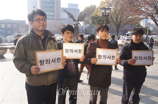  민주당, 통합진보당, 정의당, 노동당 등 대구지역 야4당과 체인지대구, 참여연대 등 시민단체들은 4일 오전 대구시청 앞에서 기자회견을 열어 기초선거구 획정에 대구시기 개입했다고 규탄하고 항의서한을 대구시에 전달했다. 민주당 김철용 대구달서병 지역위원장, 정의당 이원준 공동시당위원장, 송영우 통합진보당 대구시당위원장, 박인규 대구참여연대 사무처장이 항의서한을 들고 대구시청으로 들어가고 있다. 