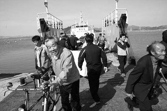 포토그래퍼 김성환 사진작가가 오는 7일부터 2개월간 화순 소아르 갤러리에서 섬 사람들의 행복한 일상을 담은 사진전이 열린다.

