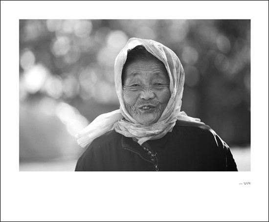 포토그래퍼 김성환 사진작가는 섬 사람들의 행복한 일상을 '캔디드 포토(candid photographs)기법’으로 흑백사진에 담았다.
