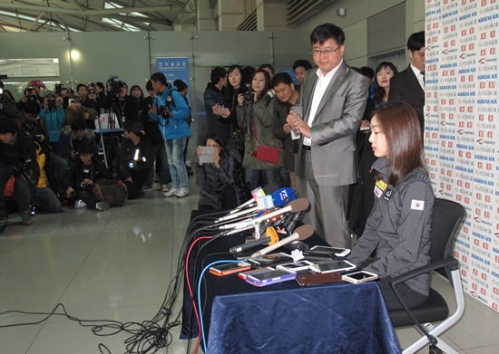 출국 기자회견장에는 백 여명의 취재진과 팬들이 몰려 김연아의 마지막 시즌에 관심을 보였다.