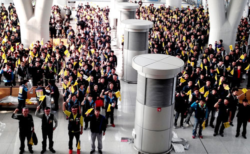 지난 11월 1일 전국공공운수노동조합 인천공항지역지부는 부분파업을 진행했다.  이들은 파업에 앞서 결의대회를 열어 인천국제공항공사의 책임 있는 자세를 촉구했다. 