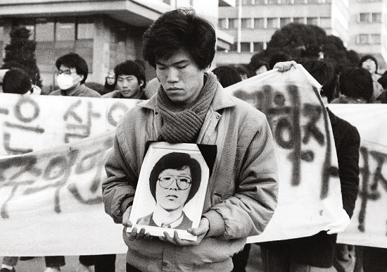 7백여 명의 서울대 학생들이 경찰의 조사를 받다 고문으로 숨진 박종철 열사의 영정을 앞세우고 학내에서 시위를 벌이고 있다.
