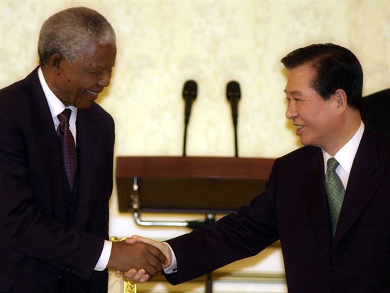 김대중 전 대통령과 만델라 전 남아프리카공화국대통령이 지난 2001년 3월 12일 저녁 청와대에서 열린 만찬에서 건배를 한뒤 악수하고 있다.