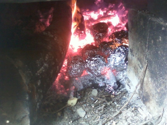   시골집 아궁이에 불을 지펴 은박지에 산 군고구마를 굽는다