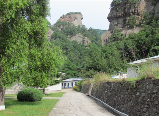 기암절벽 아래 세워진 칠보산 관광려관